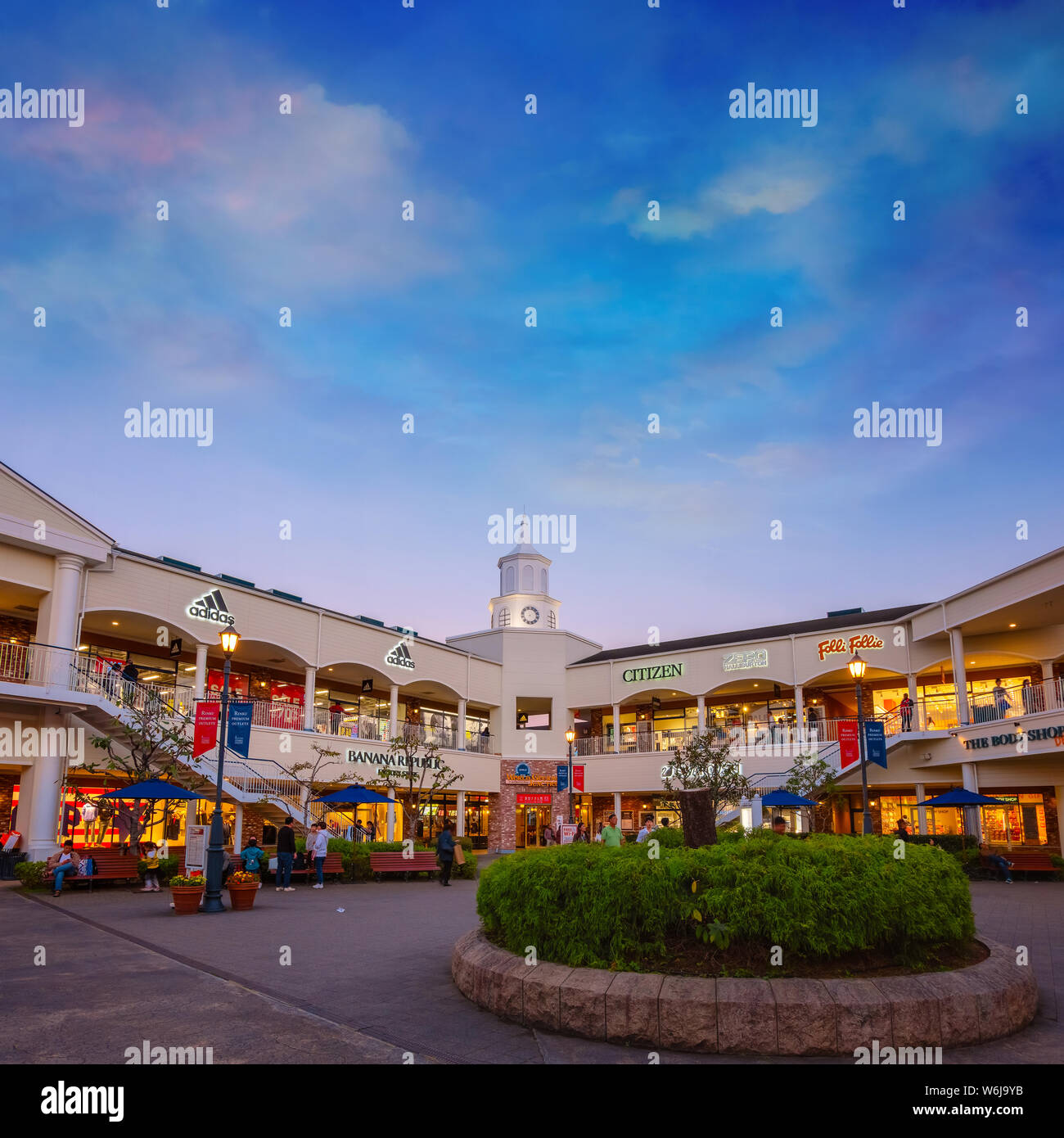 Factory outlets hi-res stock photography and images - Page 3 - Alamy