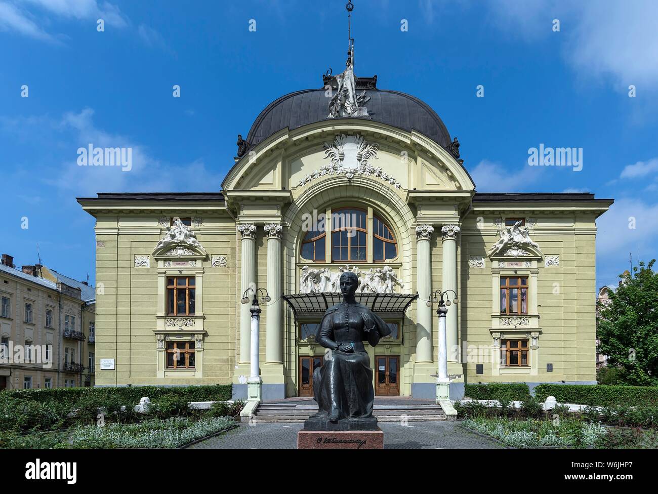 Olha-Kobylianska Theater, in front a statue of the Ukrainian national poet Olga Kobyljanska, Czernowicz, Bukowina, Ukraine Stock Photo