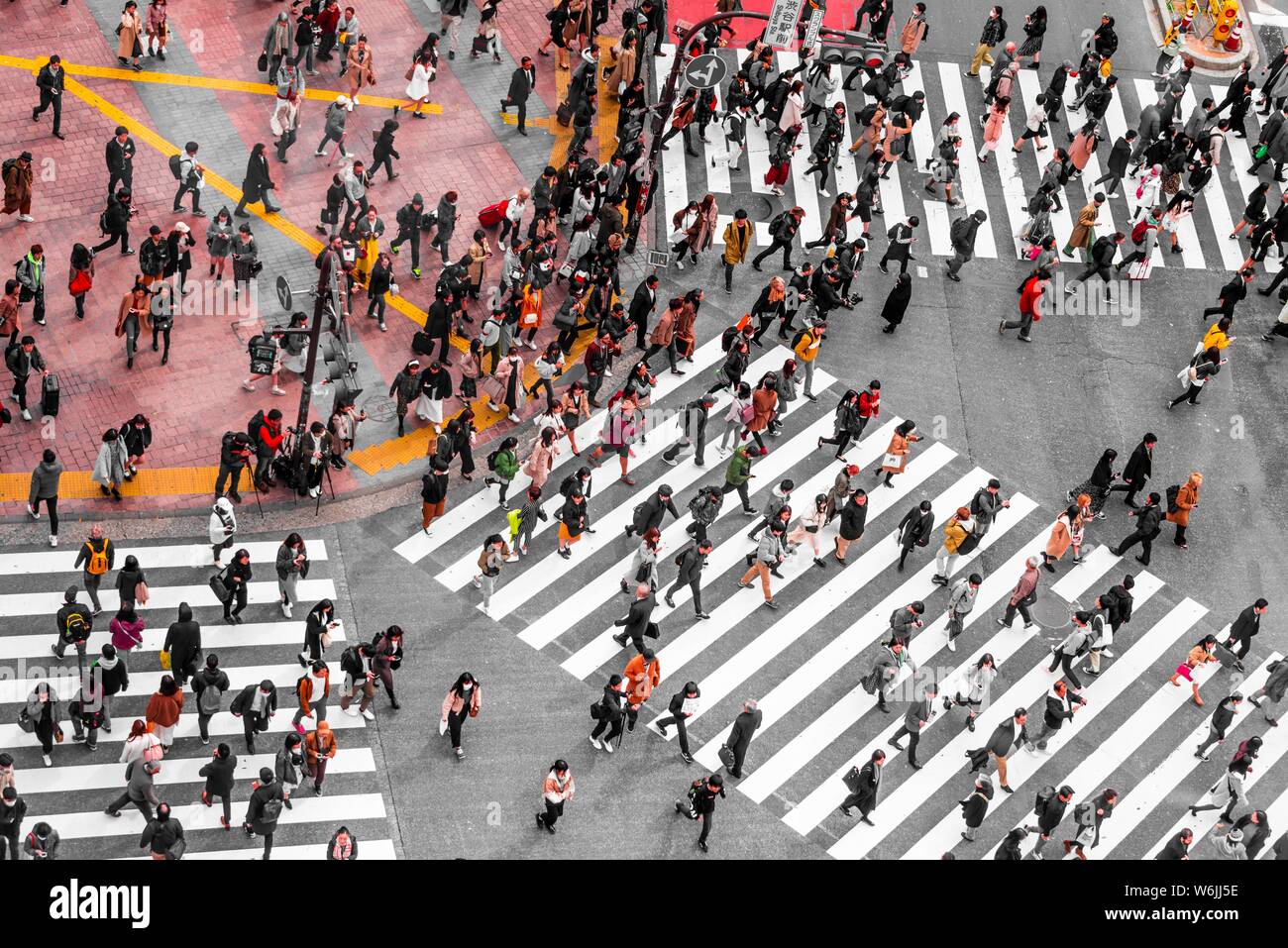 Shibuya crossing, crowds at intersection, many pedestrians cross zebra crossing, Shibuya, Udagawacho, Tokyo, Japan Stock Photo