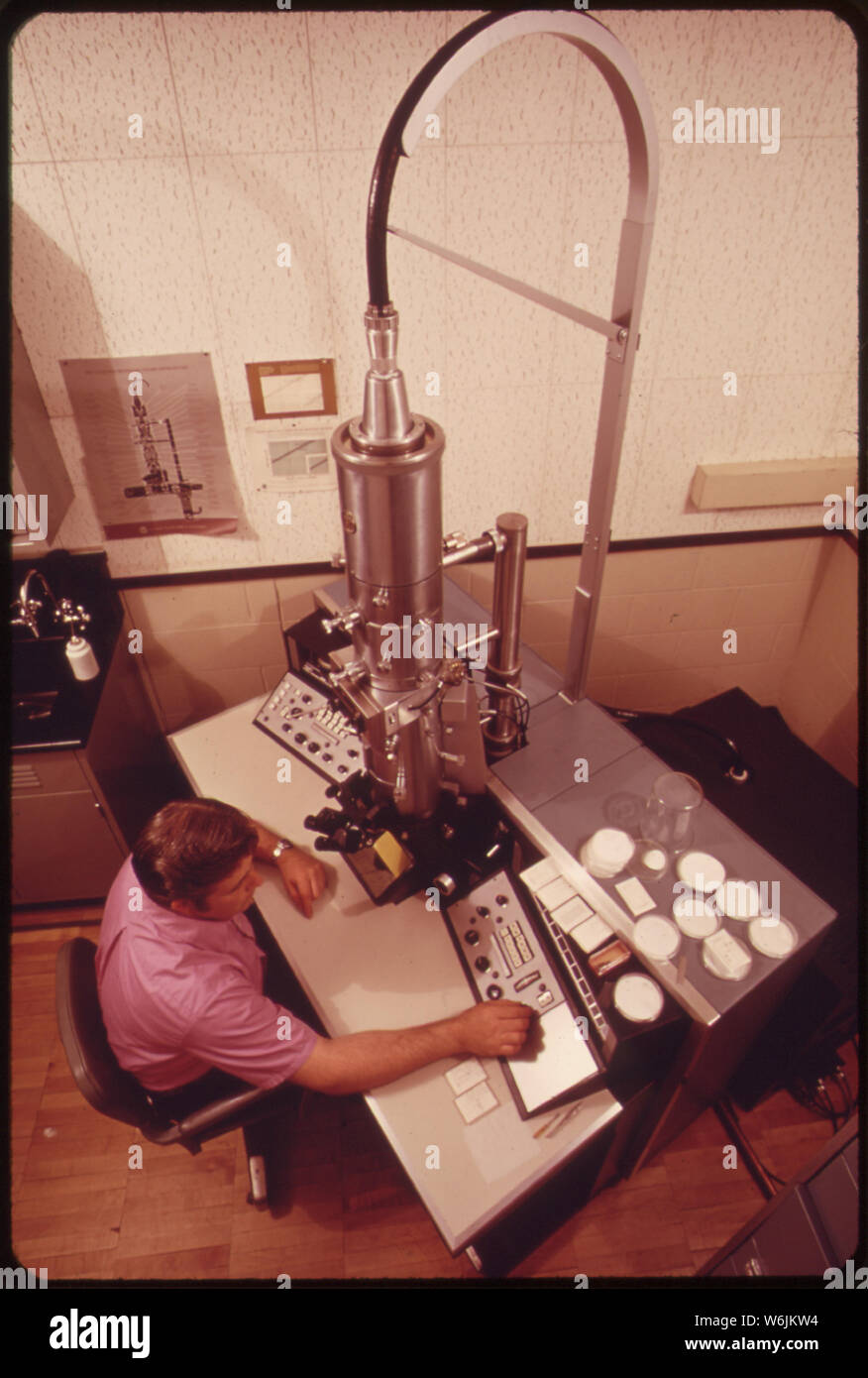 NATIONAL WATER QUALITY LABORATORY OPERATING THE ELECTRON MICROSCOPE