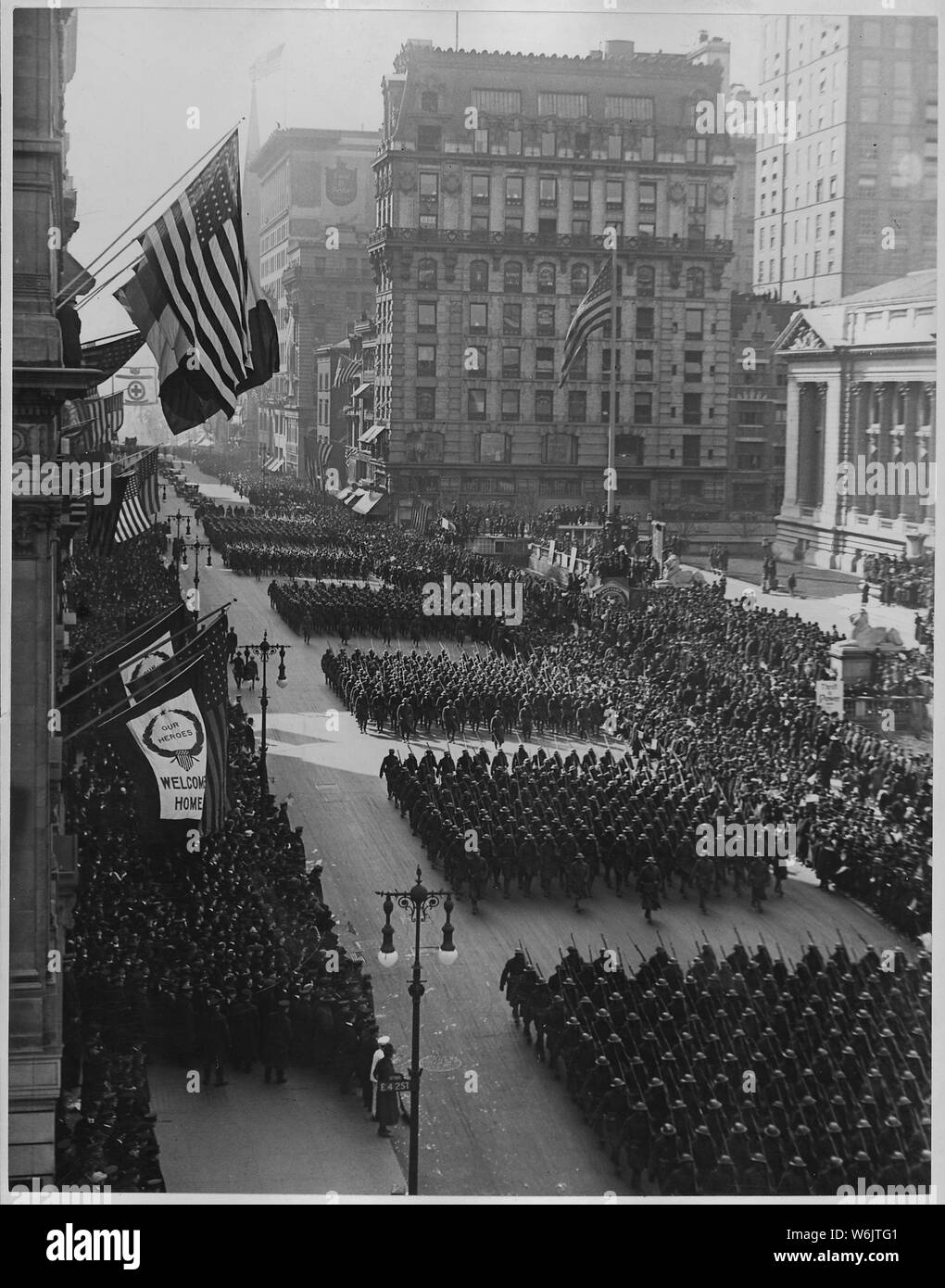 Overseas men welcomed home. Parade in honor of returned fighters passing the Public Library, New Y . . .; Scope and content:  The full caption for this item is as follows: Overseas men welcomed home. Parade in honor of returned fighters passing the Public Library, New York City. General notes:  Use War and Conflict Number 720 when ordering a reproduction or requesting information about this image. Stock Photo