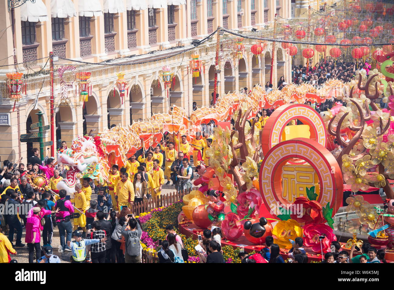 Tourists watch dragon and lion dance performance to celebrate the ...