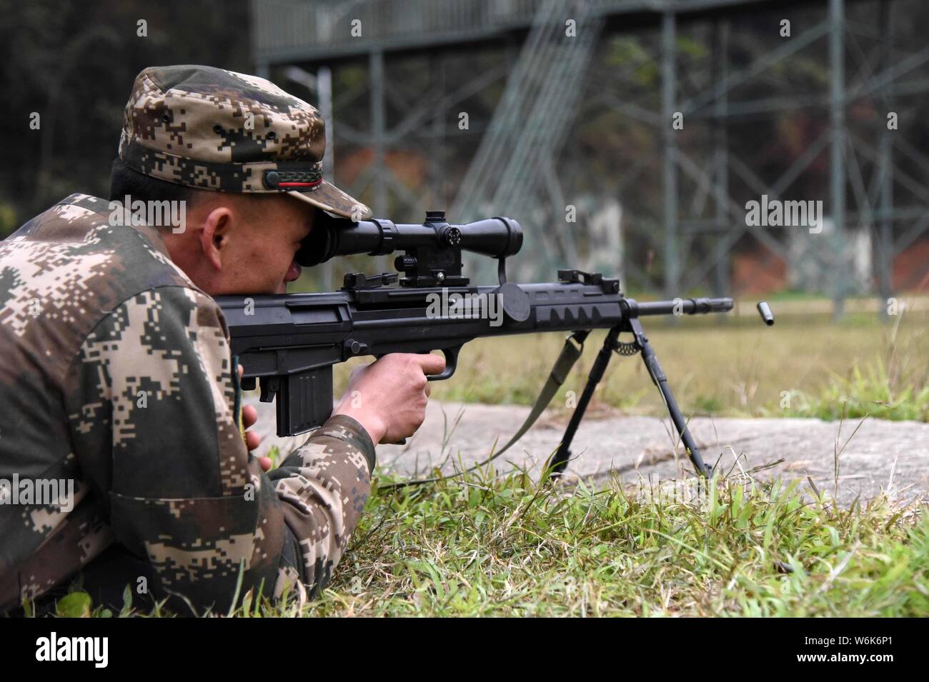 A Guangxi Armed Police sniper aims at the target during a shooting training  in Nanning city, south China's Guangxi Zhuang Autonomous Region, 7 Februar  Stock Photo - Alamy, image size:1300x955