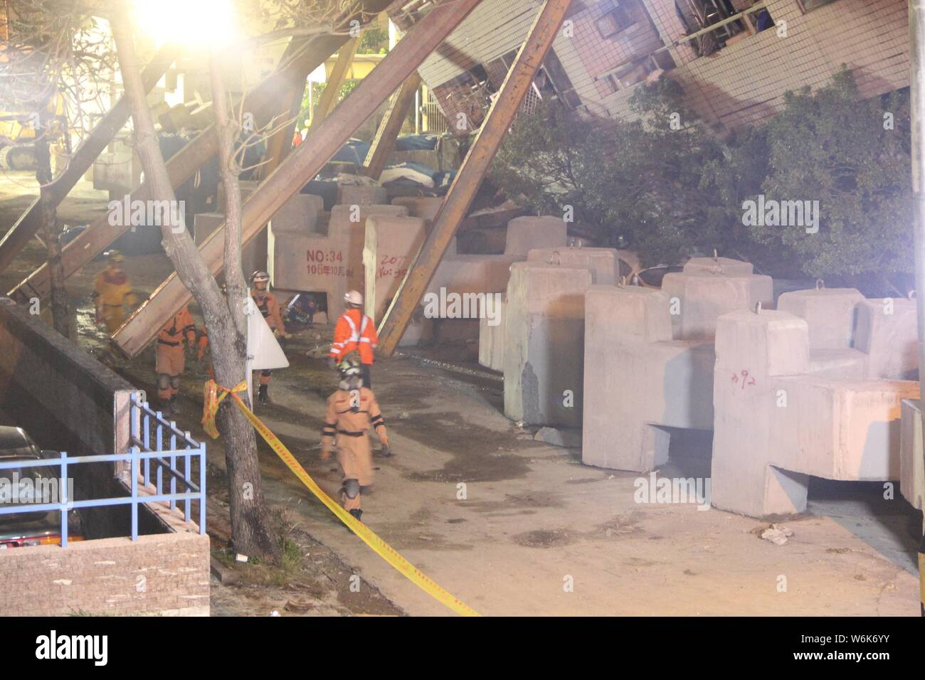 Earthquake damaged building in taiwan hi-res stock photography and ...