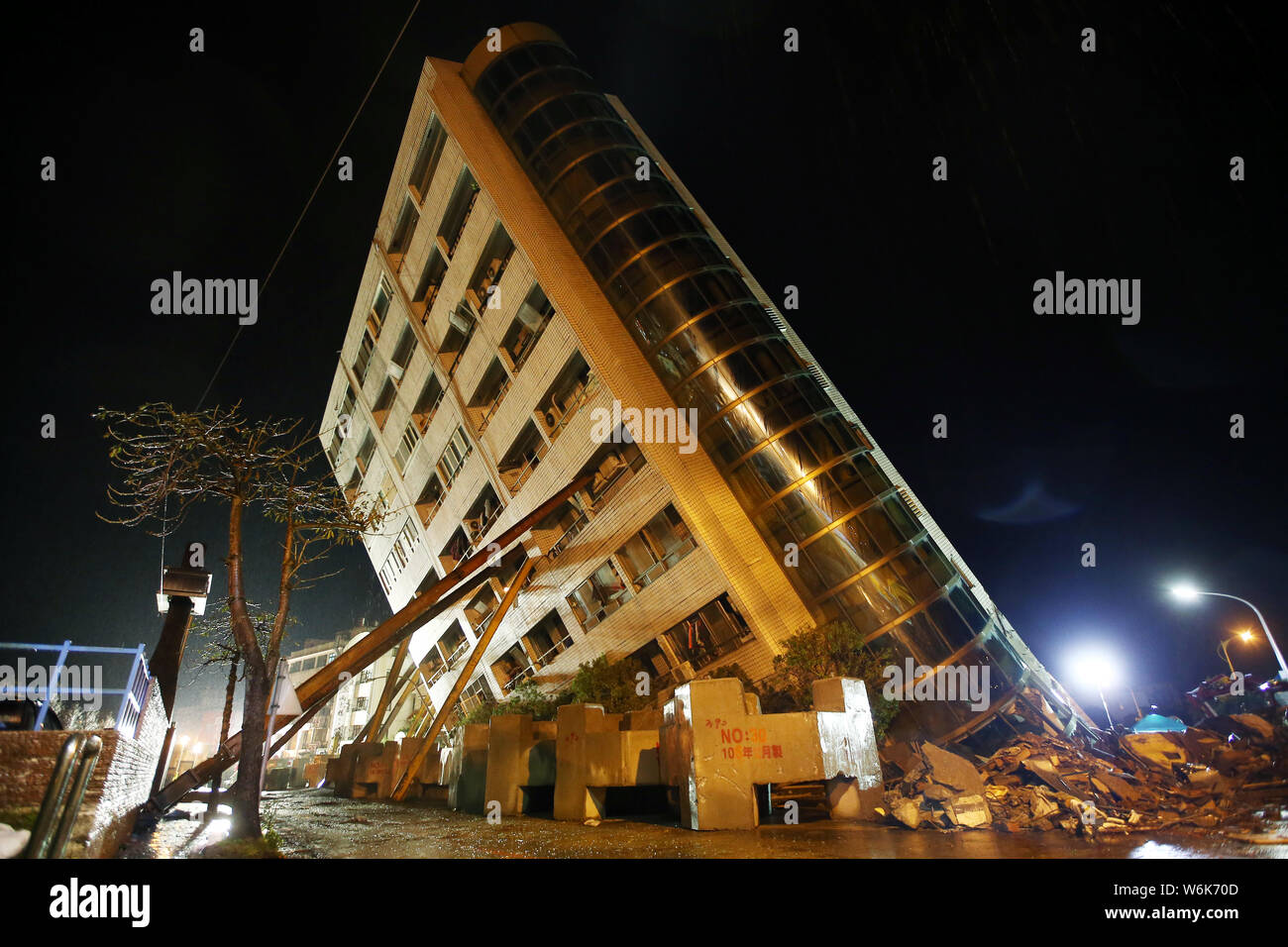 Earthquake damaged building in taiwan hi-res stock photography and ...