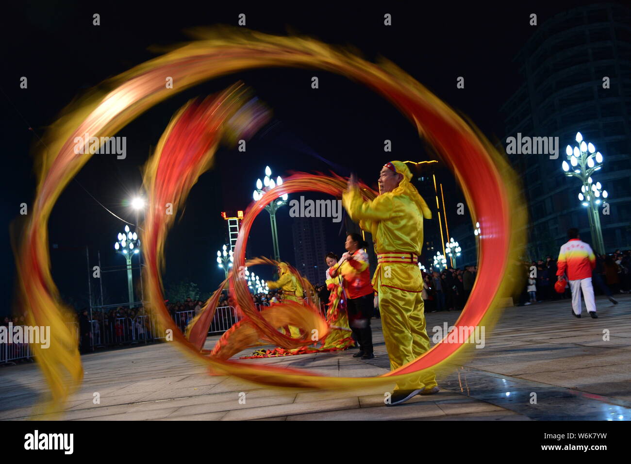 G Dragon Perform Hi Res Stock Photography And Images Alamy