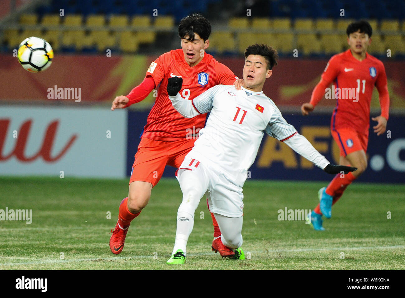 Lee Keun Ho, left, of South Korea challenges Do Duy Manh of Vietnam in their Group D match during the 2018 AFC U-23 Championship in Kunshan city, east Stock Photo