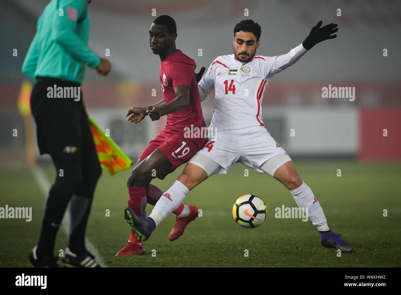Almoez Ali Zainelabdeen Abdulla of Qatar, left, challenges Abdallah Idrees of Palestine in the quarterfinal match during the 2018 AFC U-23 Championshi Stock Photo