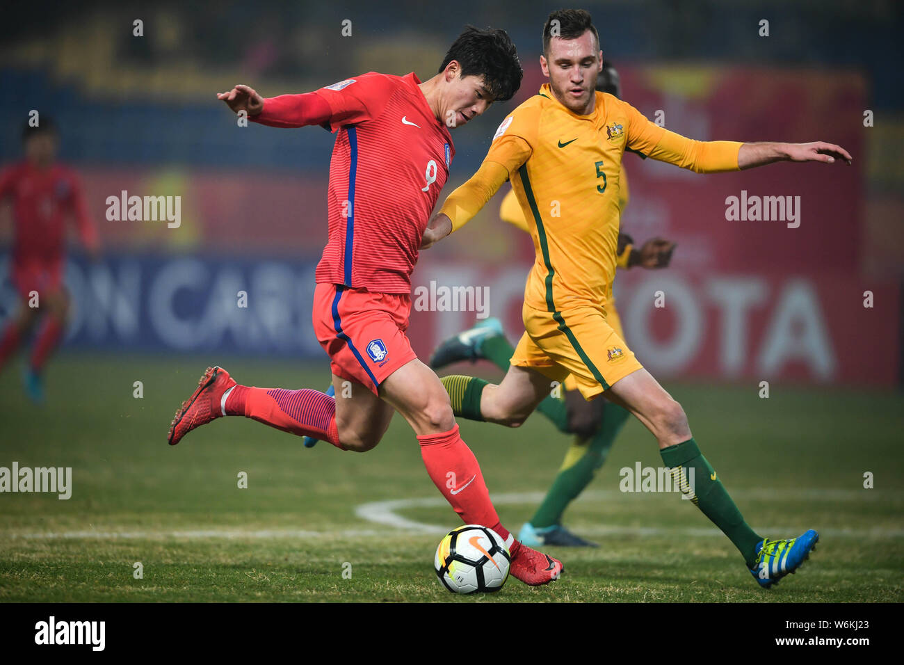 Lee Keun-ho, left, of South Korea kicks the ball to make a pass against Aleksandar Susnjar of Australia in their Group D match during the 2018 AFC U-2 Stock Photo