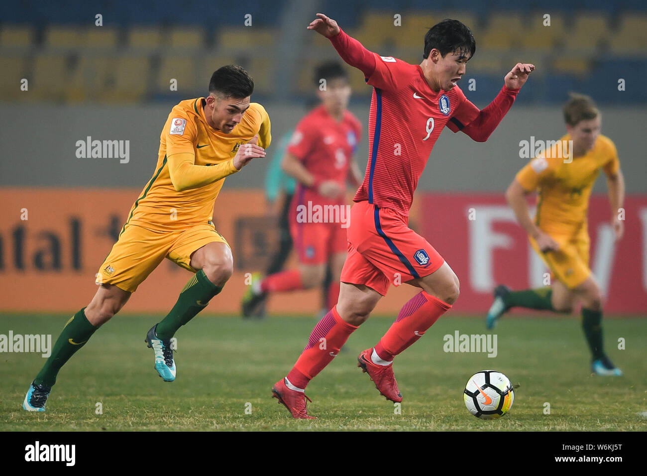 Lee Keun-ho, right, of South Korea kicks the ball to make a pass against a player of Australia in their Group D match during the 2018 AFC U-23 Champio Stock Photo