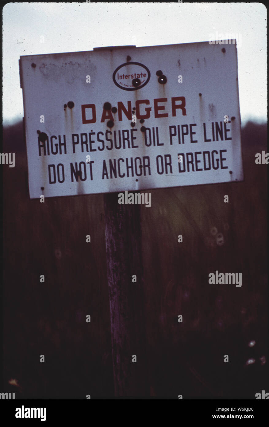 SIGN WARNS OF SUBMERGED PIPE LINE FROM THE HUMBLE NATURAL GAS INSTALLATION Stock Photo Alamy