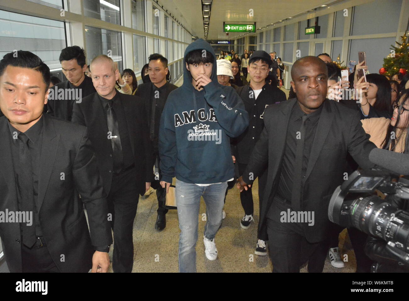 South Korean Model And Actor Nam Joo Hyuk Is Surrounded By A Crowd Of Fans As He Arrives At The Hong Kong International Airport In Hong Kong China 4 Stock Photo Alamy