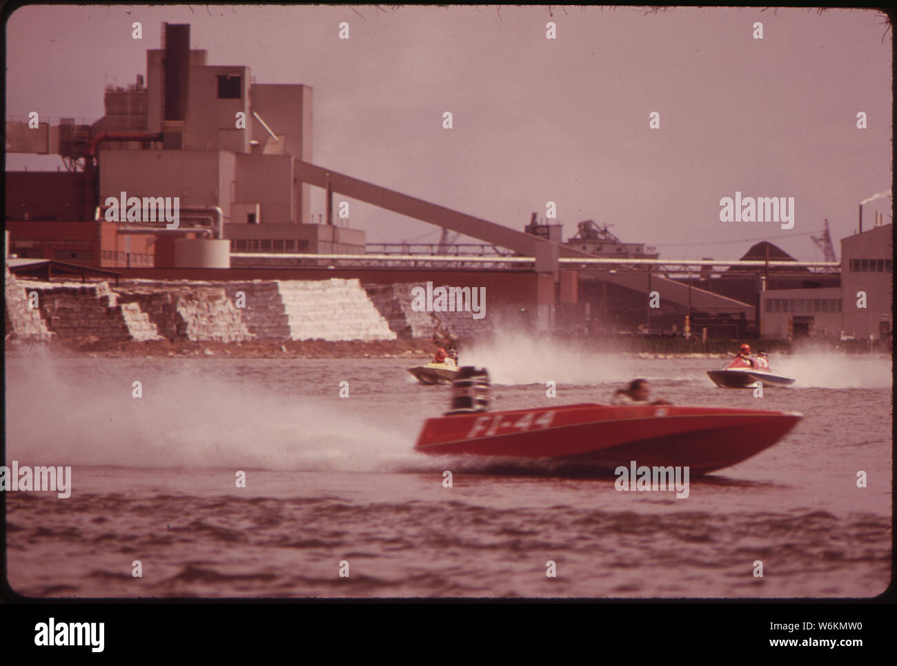 SPEEDBOAT RACING AT GREEN BAY. IN THE BACKGROUND IS THE FORT HOWARD PAPER COMPANY. PULP AND PAPER CONSTITUTE THE AREA'S LEADING INDUSTRY--AND A MAJOR SOURCE OF AIR AND WATER POLLUTION Stock Photo
