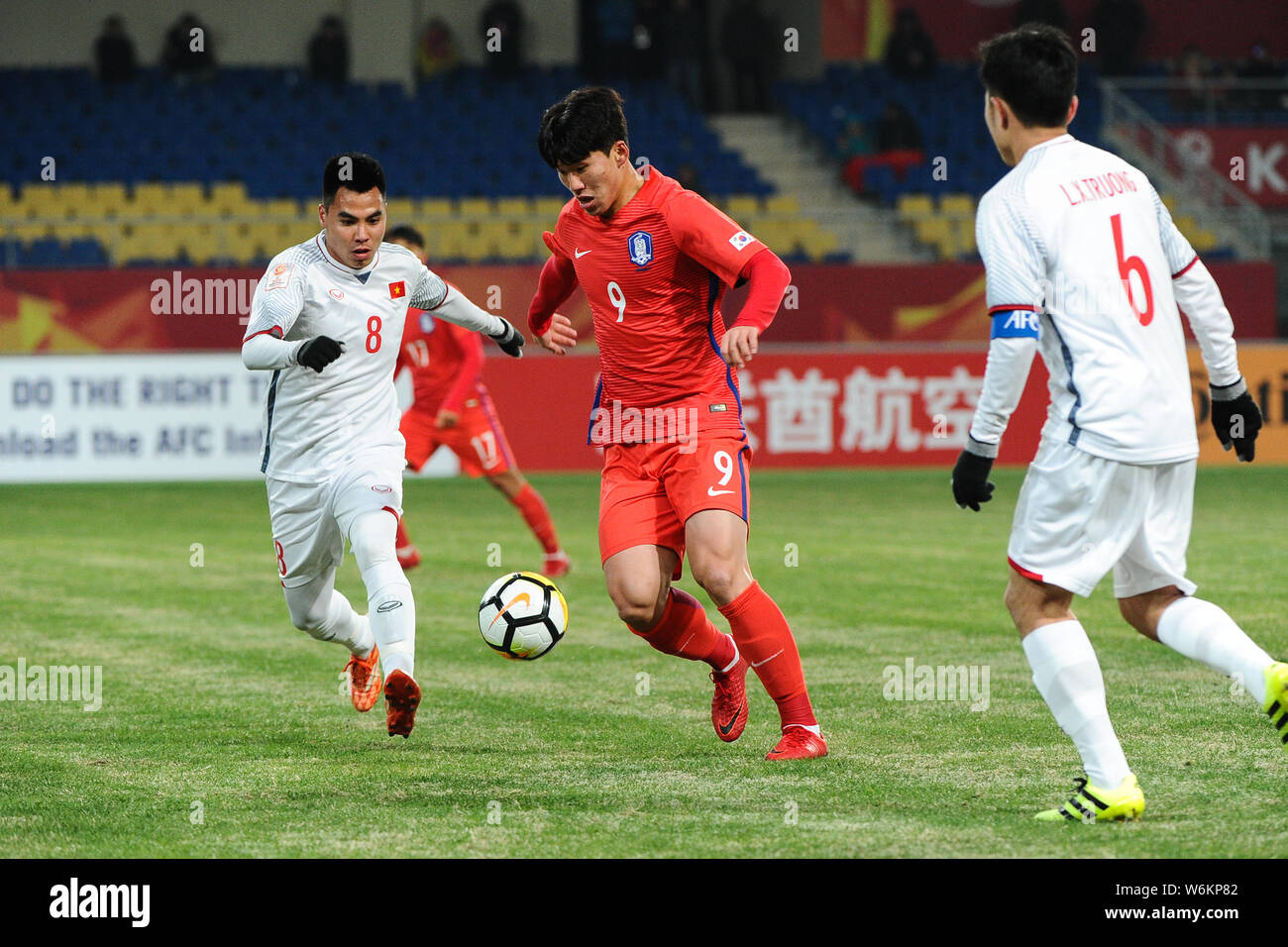 Lee Keun Ho, center, of South Korea kicks the ball to make a pass against players of Vietnam in their Group D match during the 2018 AFC U-23 Champions Stock Photo