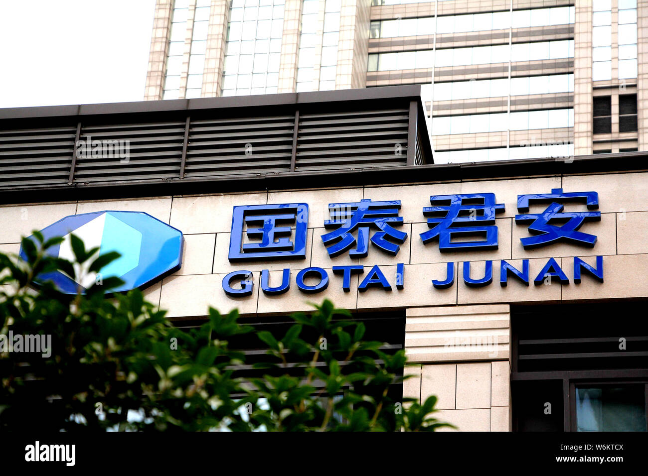 FILE--View of a stock brokerage house of Guotai Junan Securities Co., Ltd.  in Shanghai, China, 28 August 2017. Guotai Junan International Holdings  Stock Photo - Alamy