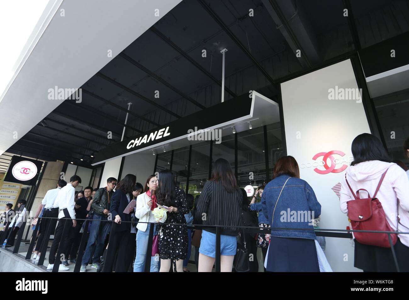 Chanel store china hi-res stock photography and images - Page 2