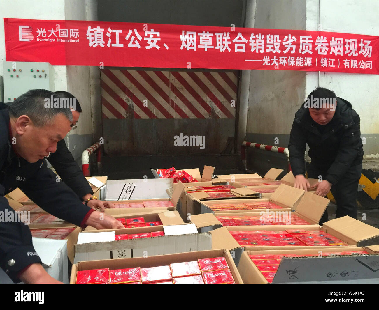 Chinese police officers check 2,333 cartons of counterfeit Zhonghua brand  cigarettes seized during a winter operation in Zhenjiang city, east China's  Stock Photo