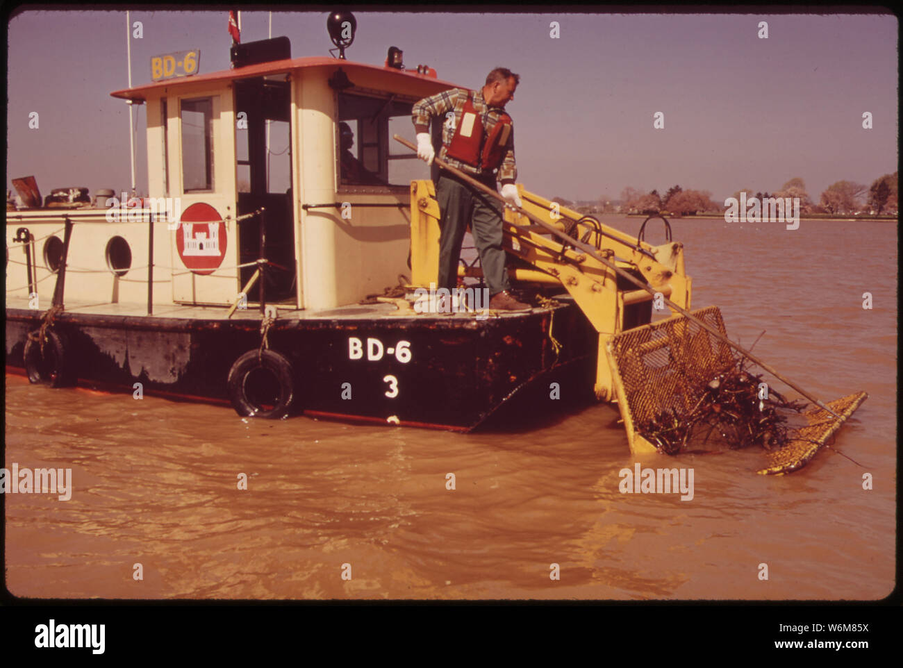 THE JOB OF CLEARING DRIFT FROM THE POTOMAC AND ANACOSTIA RIVERS IS DONE BY THE ARMY CORPS OF ENGINEERS Stock Photo