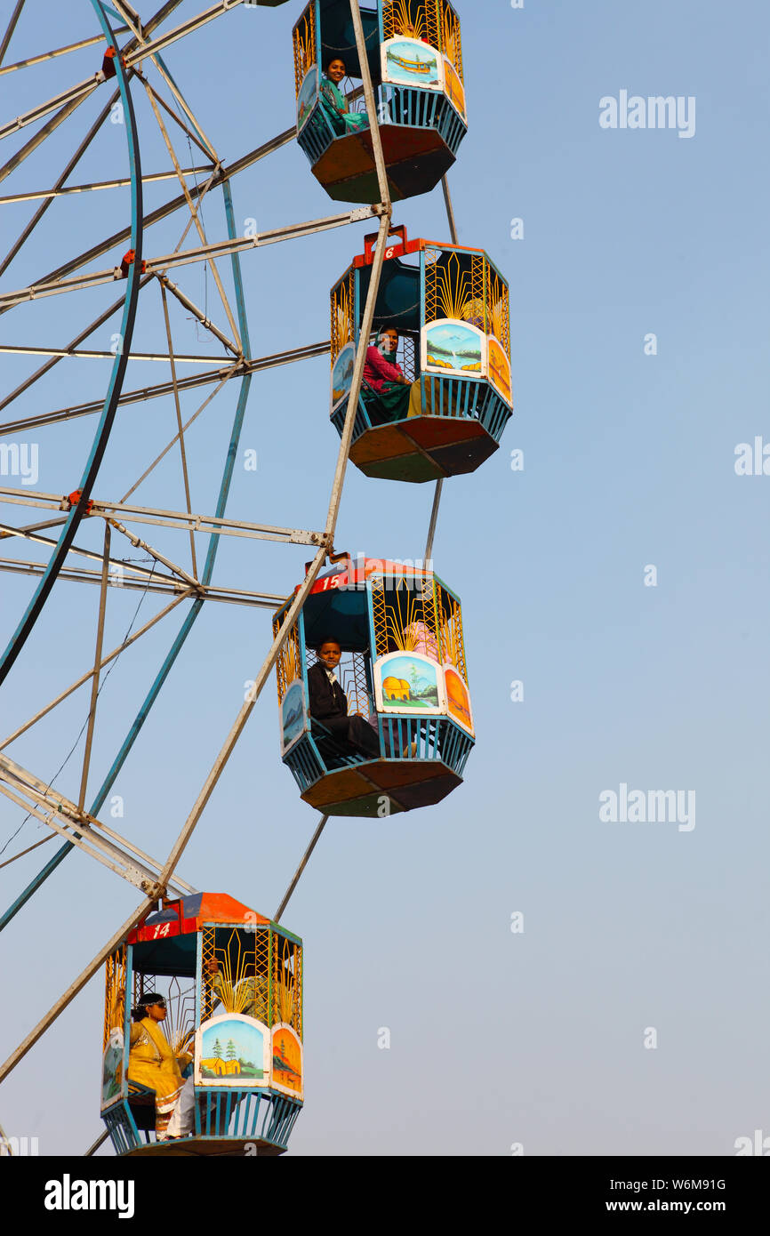 Tourists enjoying Ferris wheel ride at Surajkund Crafts Mela, Surajkund, Faridabad, Haryana, India Stock Photo
