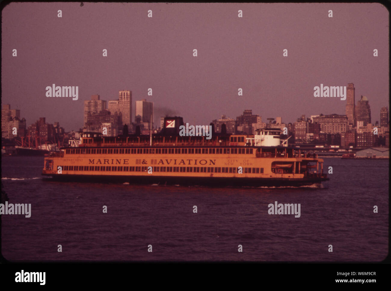 THE STATEN ISLAND FERRY IN NEW YORK HARBOR'S UPPER BAY Stock Photo Alamy