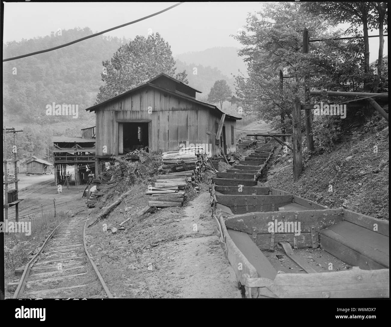 The cars, repair shop and tipple below. P V & Coal Company, Clover Gap Mine, Lejunior, Harlan County, Kentucky. Stock Photo