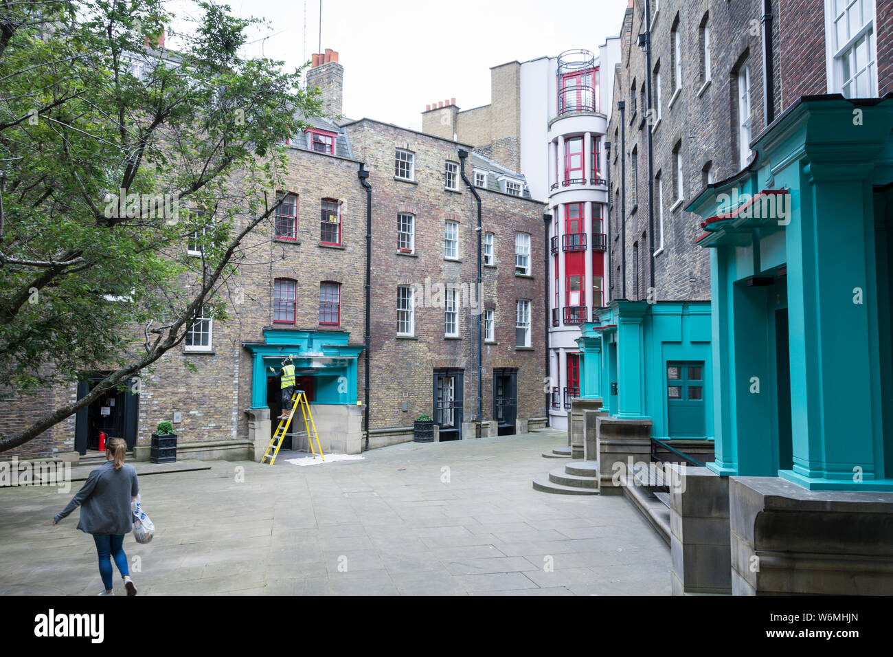 The Terry Farrell Partnership's Ching Court and Triangle public space and courtyard, Seven Dials, London, WC2, England, UK Stock Photo