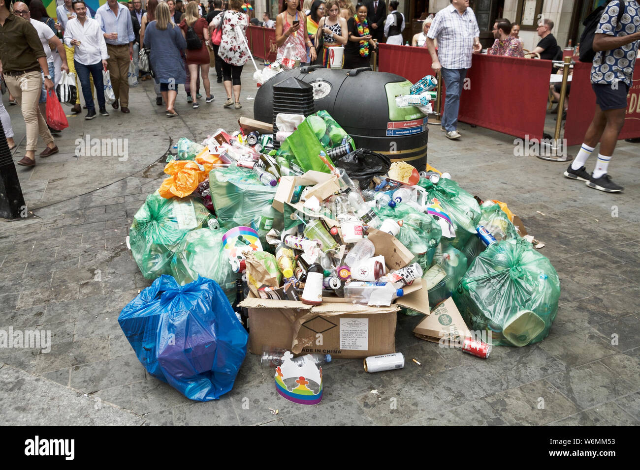 Street rubbish: plastic waste, consumerism, consumer rubbish, consumer waste, bins overflowing. Litter London rubbish. Keep Britain tidy. UK trash. Stock Photo