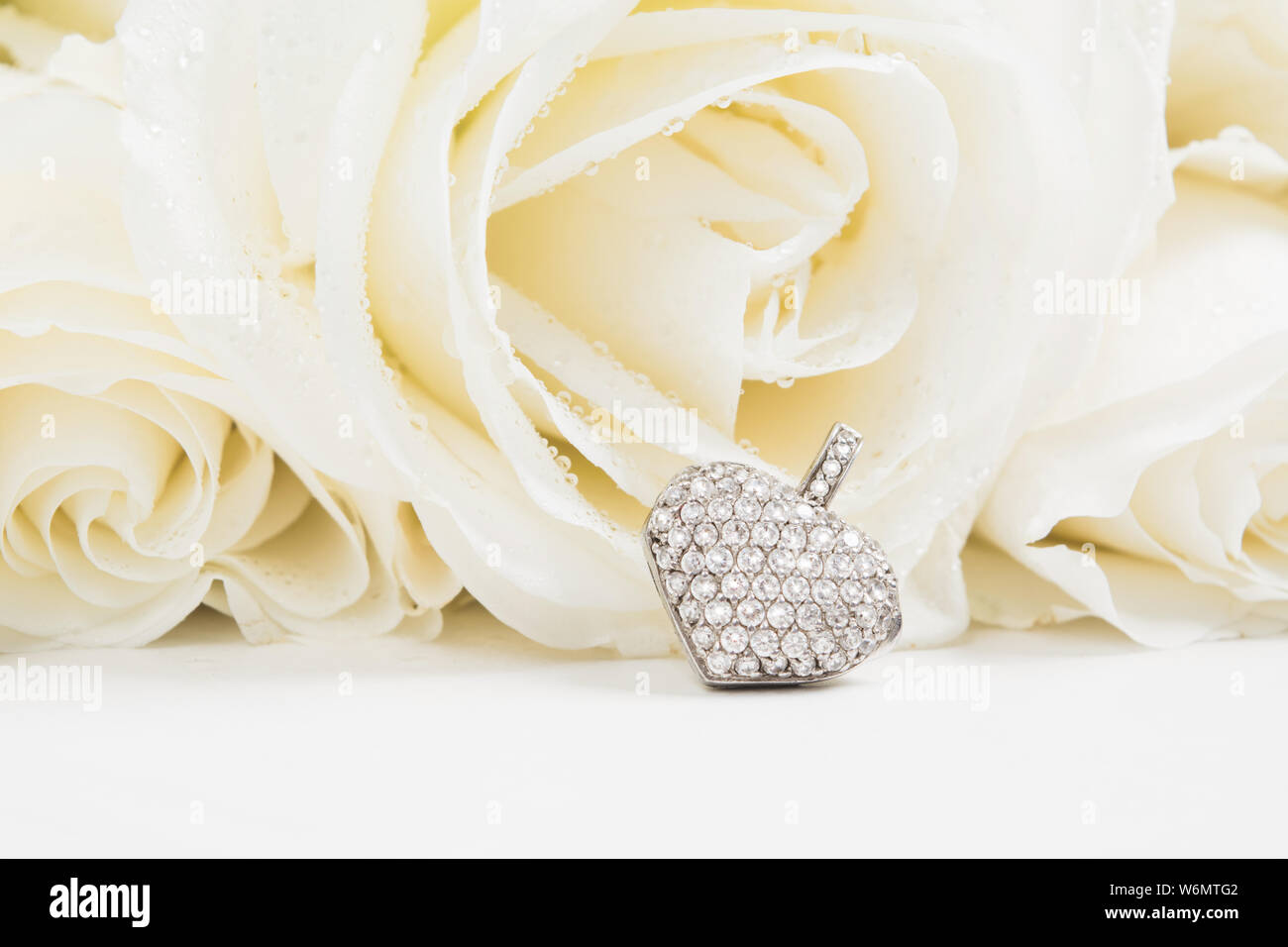 Download Heart Of Golden Jewelry Pendant With Diamonds On White Roses Bouquet Background With Copy Space Mockup Symbol Of Love Gift For Wedding Engagment A Stock Photo Alamy