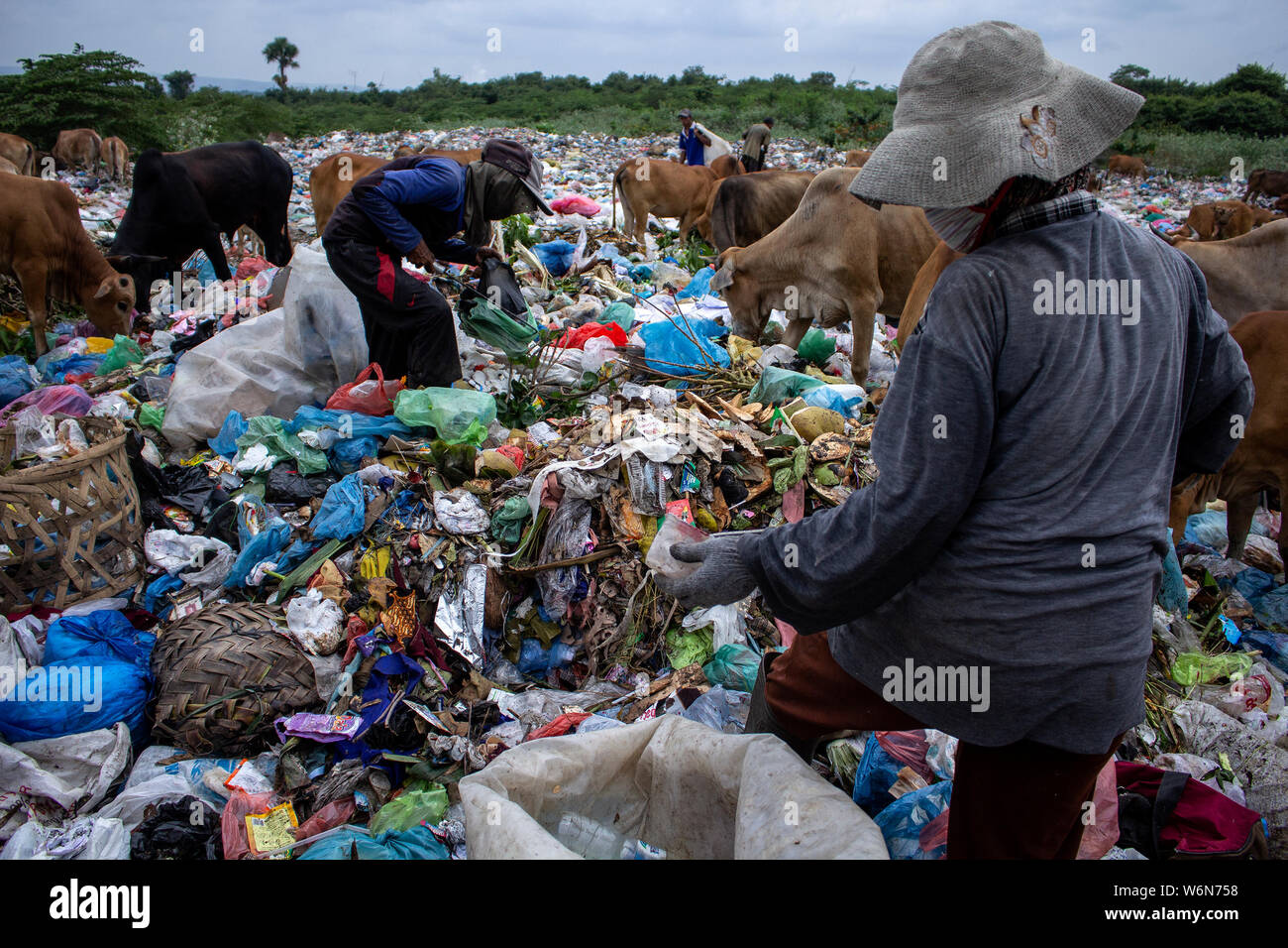 Lhokseumawe, Indonesia. 01st Aug, 2019. Scavengers pick up used plastic at  a landfill sites in Lhokseumawe,