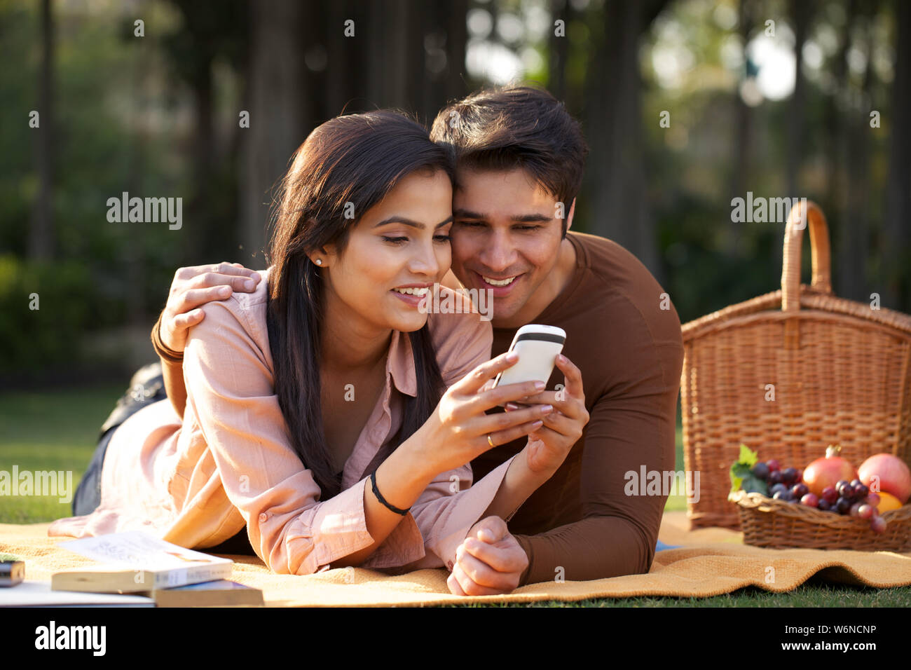 Young black couple chatting hi-res stock photography and images - Alamy