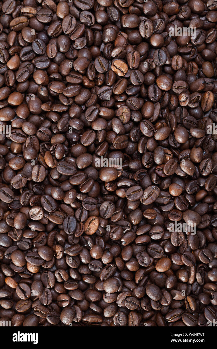 Roasted coffee beans background Stock Photo - Alamy