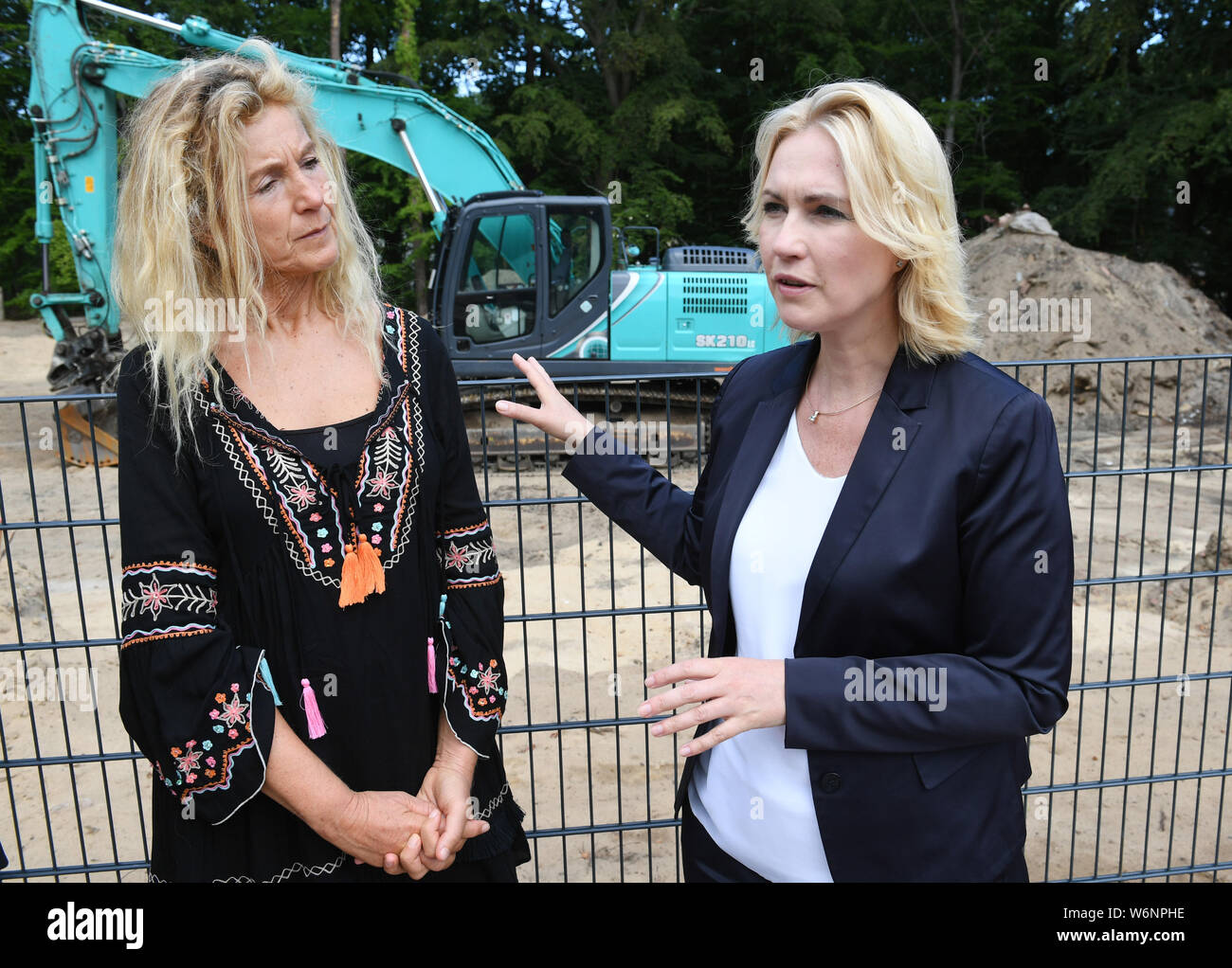 02 August 2019, Mecklenburg-Western Pomerania, Heringsdorf: Kerstin Winter (l-r), Managing Director of Volkssolidarität Nordost, informs about the construction of the bilingual day-care centre Manuela Schwesig (SPD), Prime Minister of Mecklenburg-Vorpommern, at the construction site. On the same day Schwesig ends her tour on the island of Usedom. Photo: Stefan Sauer/dpa-Zentralbild/dpa Stock Photo