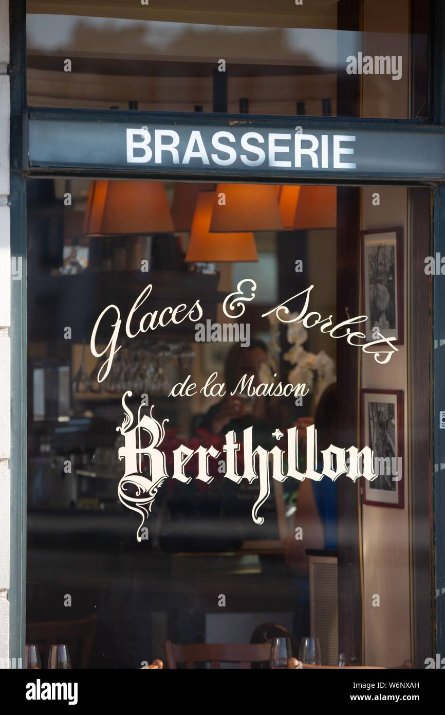 Paris 4th arrondissement, Ile Saint Louis, French brasserie selling