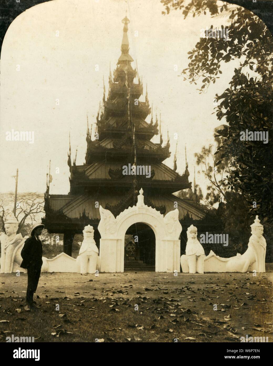 'Burmese Pagoda, Eden Gardens, Calcutta', c1909. The Buddhist pagoda was brought from Prome in Burma in 1854 by Lord Dalhousie and erected in the gardens in what is now Kolkata, India. One of a set of stereocard views by George Rose, boxed as &quot;Studies through the Stereoscope&quot;, to be viewed on a Sun Sculpture stereoscope made by Underwood &amp; Underwood. [The Rose Stereograph Company, Melbourne, Sydney, Wellington &amp; London, c1909] Stock Photo