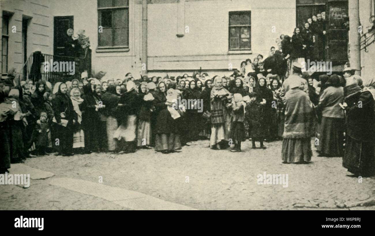 Russian soldiers' wives waiting for news from the Front during the Great Retreat, First World War, 1915, (c1920). 'The Women's Share in Russia'. From &quot;The Great World War - A History&quot; Volume IV, edited by Frank A Mumby. [The Gresham Publishing Company Ltd, London, c1920] Stock Photo