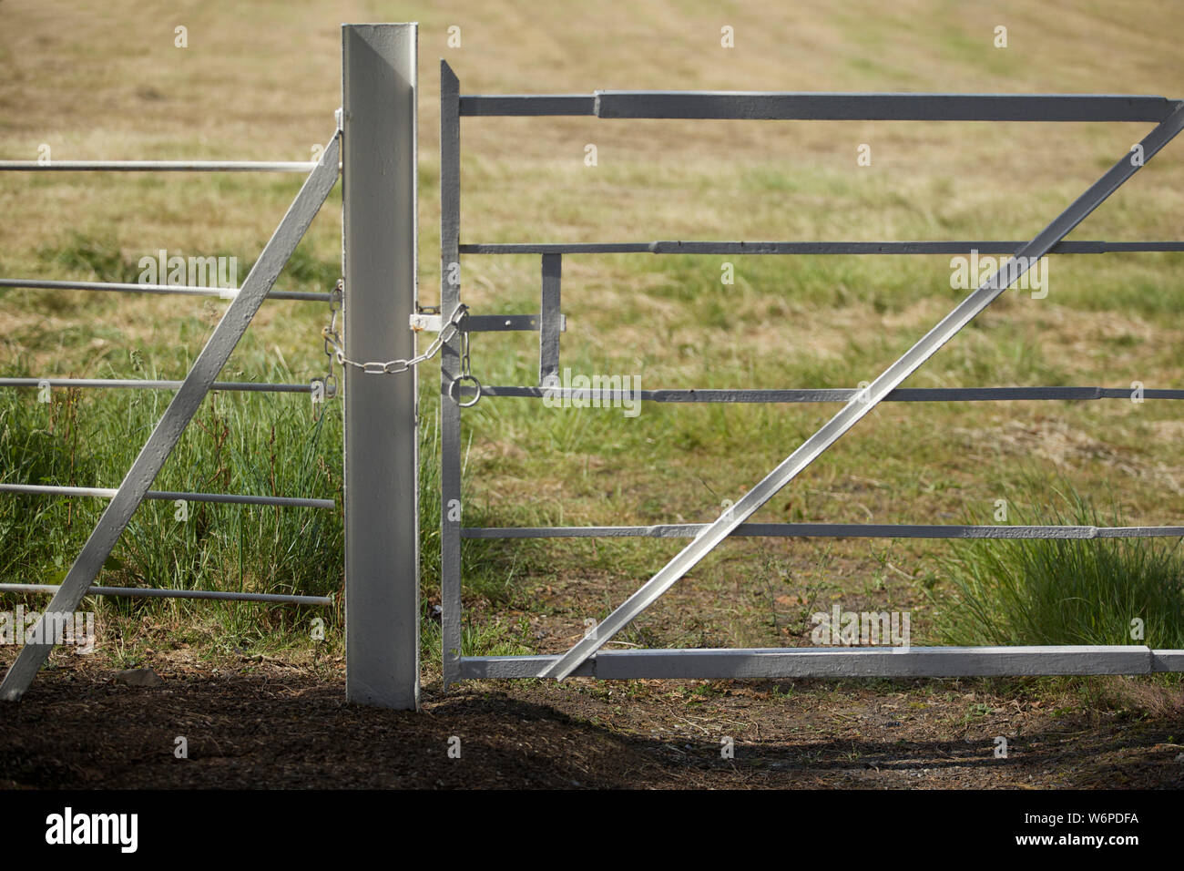 gate into field Stock Photo - Alamy