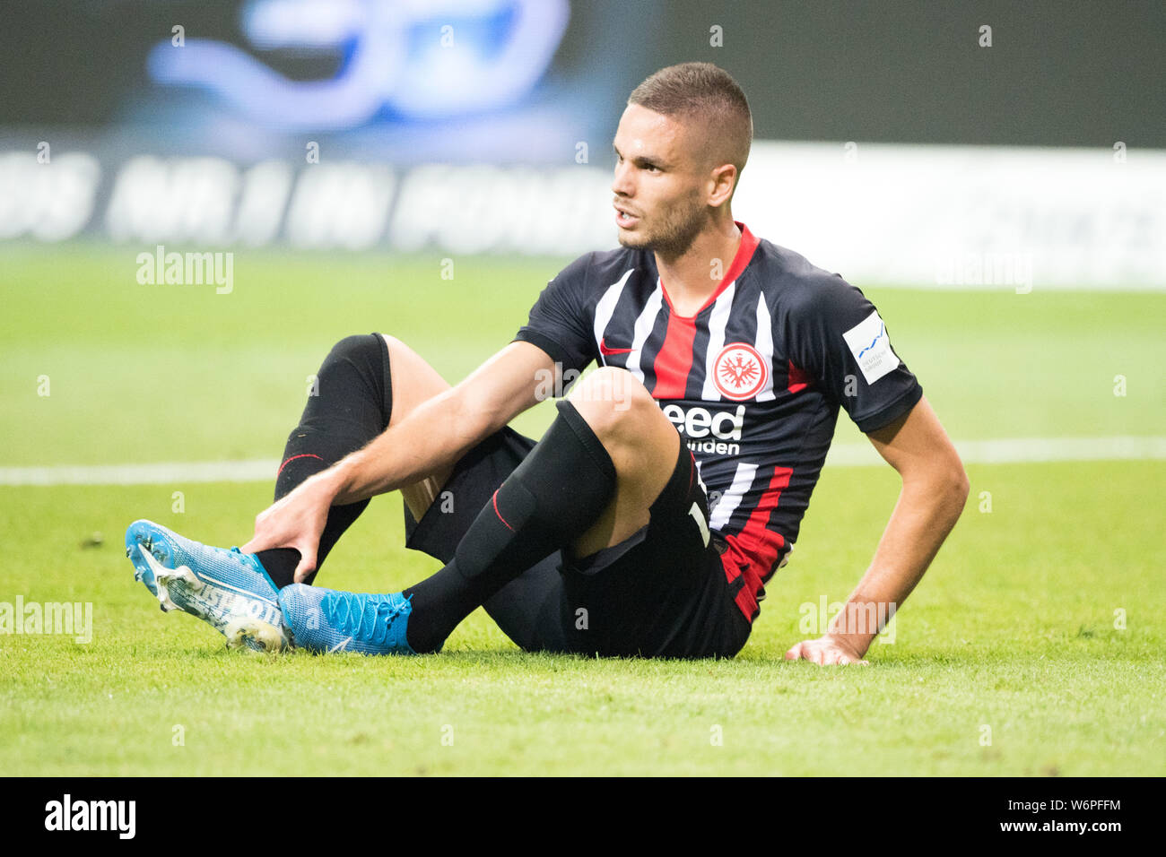 Mijat GACINOVIC (F) sits on the pitch after the game and keeps the ankle, ankle, ankle, injured, injury, pain, pain, full figure, Soccer Europa League, qualifiers, 2nd round, reverse, Eintracht Frankfurt ( F) - FC Flora Tallinn (Flora) 2: 1, on 01.08.2019 in Frankfurt/Germany. | Usage worldwide Stock Photo