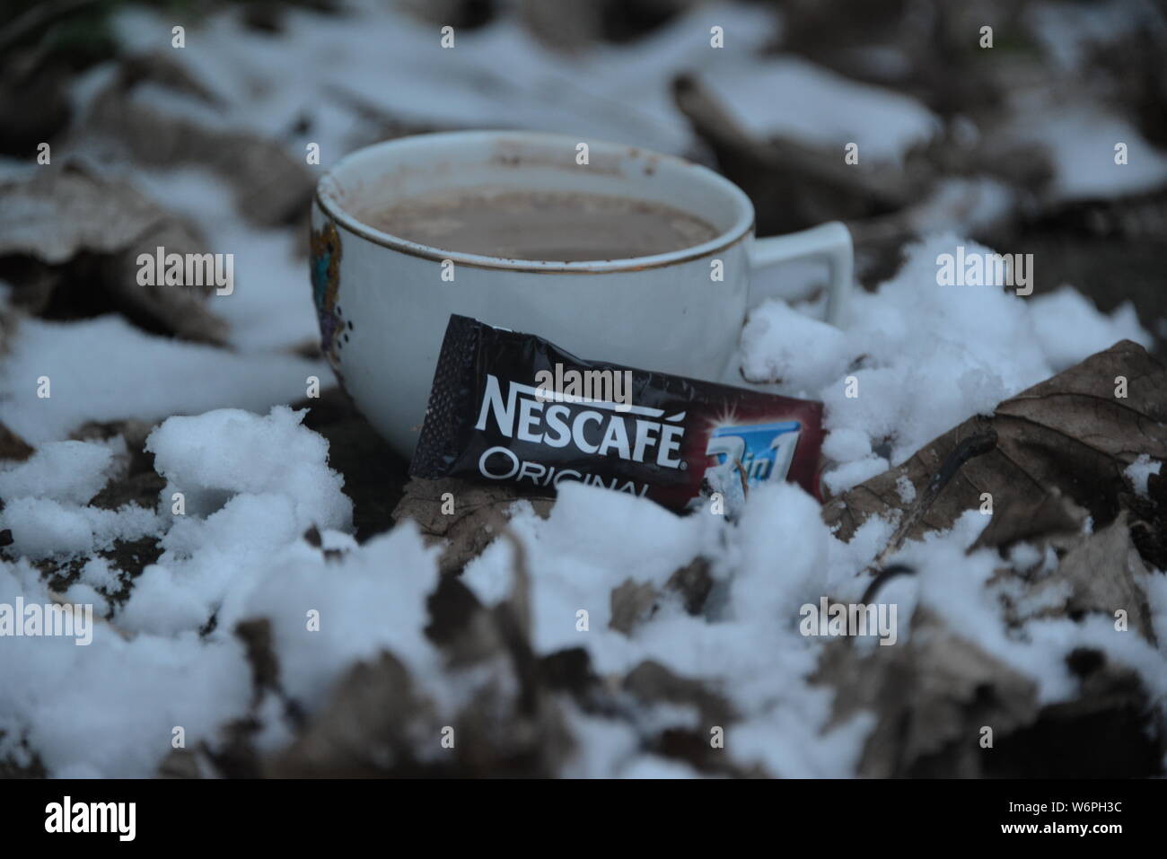 Ucraina - 26 Novembre 2020 : Bastoncini Di Nescafé Con Caffè E Tazza Su  Fondo Nero Immagine Editoriale - Immagine di contenitore, disegno: 210016615