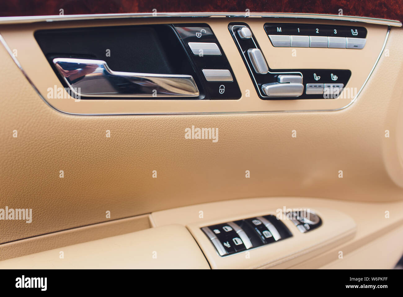 Modernes Auto innen Armlehne mit Fenster Control Panel, Door Lock-Button.  Details im Innenraum Stockfotografie - Alamy
