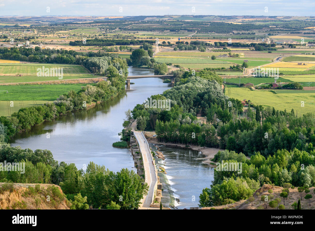 Looking down on the medeival bridge across the River Douro from the  town of Toro, Zamora Province, Castilla y Leon, Spain. Stock Photo