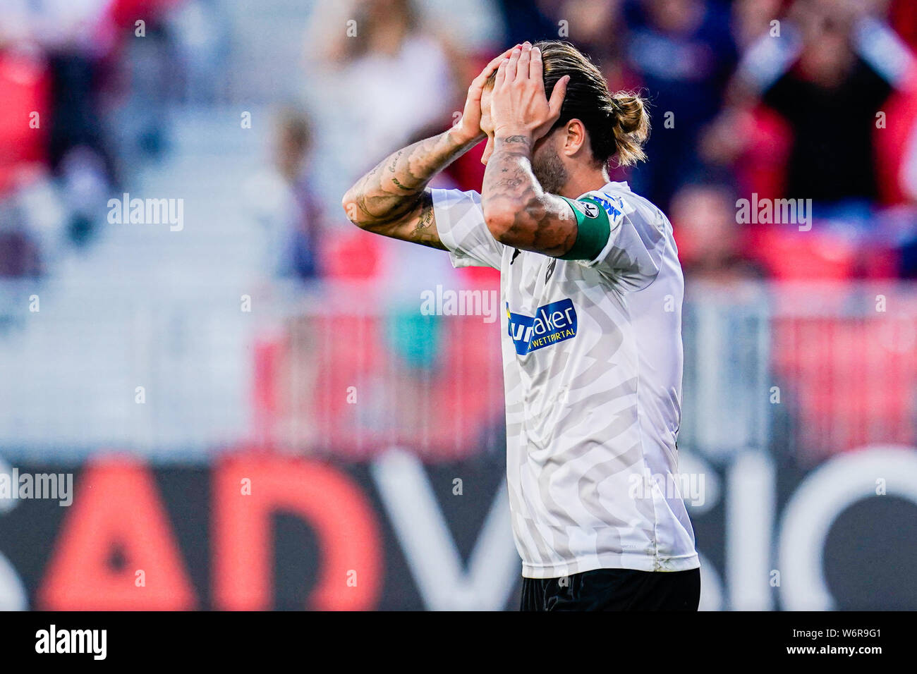 Sandhausen, Germany. 02nd Aug, 2019. Soccer: 2nd Bundesliga, SV Sandhausen - VfL Osnabrück, 2nd matchday, in Hardtwaldstadion. Sandhausen's Dennis Diekmeier gesticulated. Credit: Uwe Anspach/dpa - IMPORTANT NOTE: In accordance with the requirements of the DFL Deutsche Fußball Liga or the DFB Deutscher Fußball-Bund, it is prohibited to use or have used photographs taken in the stadium and/or the match in the form of sequence images and/or video-like photo sequences./dpa/Alamy Live News Stock Photo