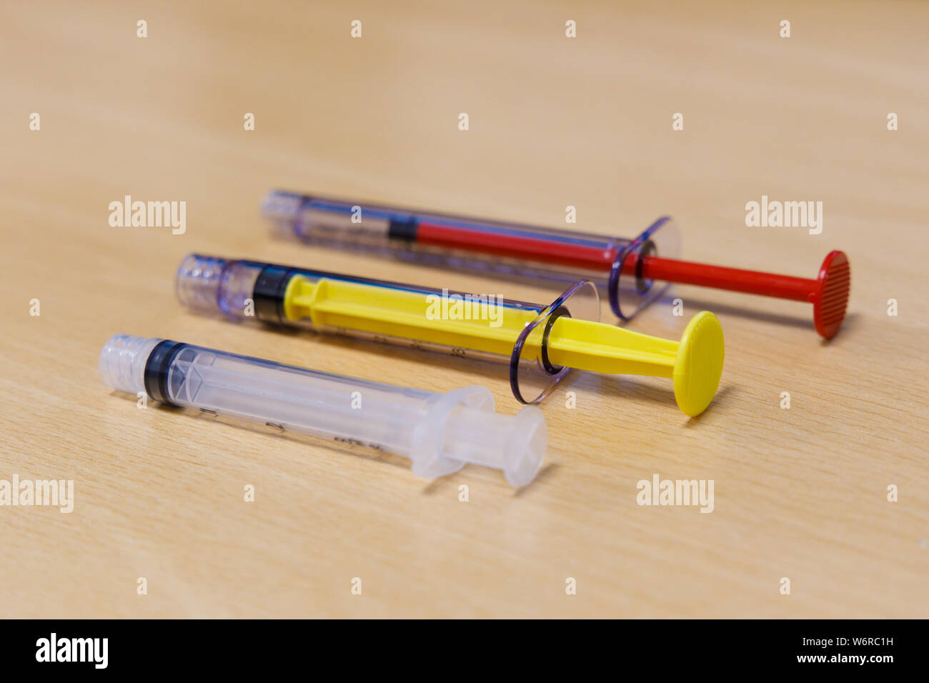 Small plastic medical syringes hi res stock photography and images Alamy