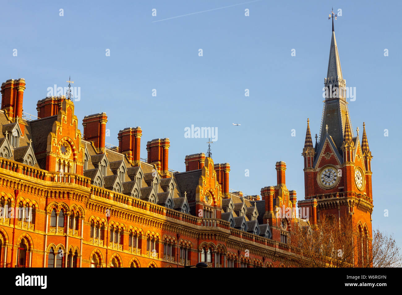 Greek columns forming the exterior of the British museum in London
