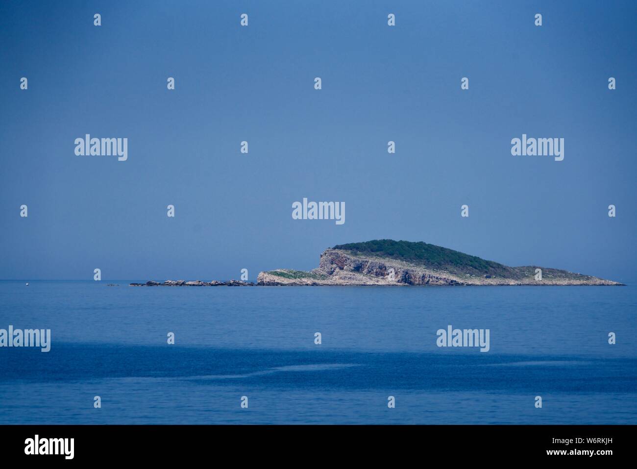 Green island in the blue ocean Stock Photo - Alamy