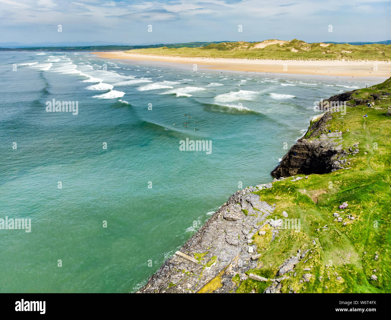 Spectacular Tullan Strand, one of Donegal's renowned surf beaches, framed by a scenic back drop provided by the Sligo-Leitrim Mountains. Wide flat san Stock Photo