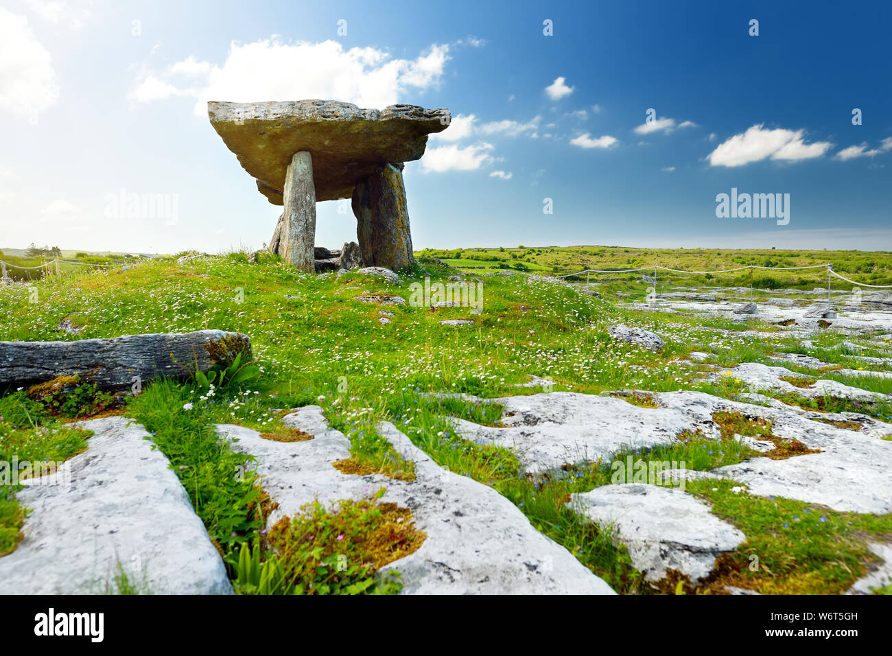 Poulnabrone Dolmen A Neolithic Portal Tomb Popular Tourist Attraction Poulnabrone Dolmen A Neolithic Portal Tomb Popular Tourist Attraction