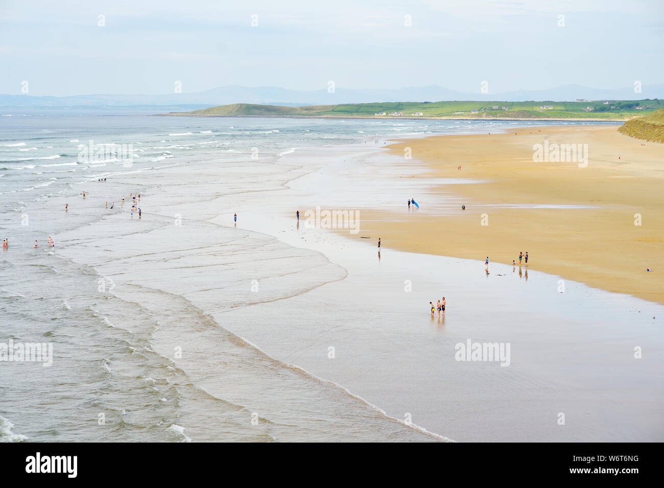 Spectacular Tullan Strand, one of Donegal's renowned surf beaches, framed by a scenic back drop provided by the Sligo-Leitrim Mountains. Wide flat san Stock Photo