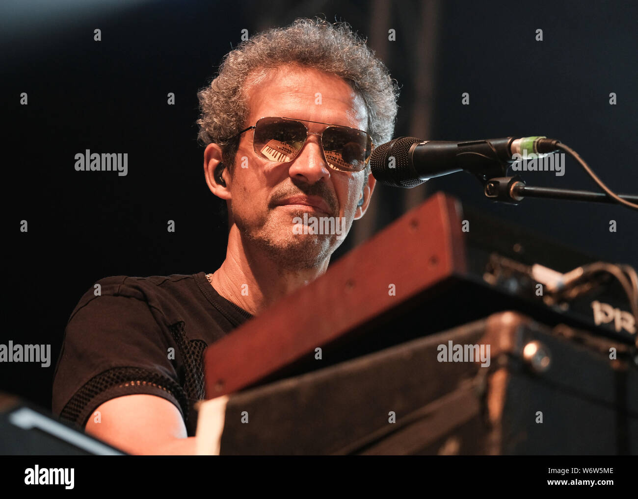Mike lindup of level 42 on stage hires stock photography and images