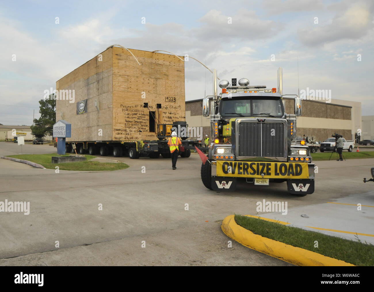 Houston, Texas, USA. 2nd Aug, 2019. The massive crate leaving from West