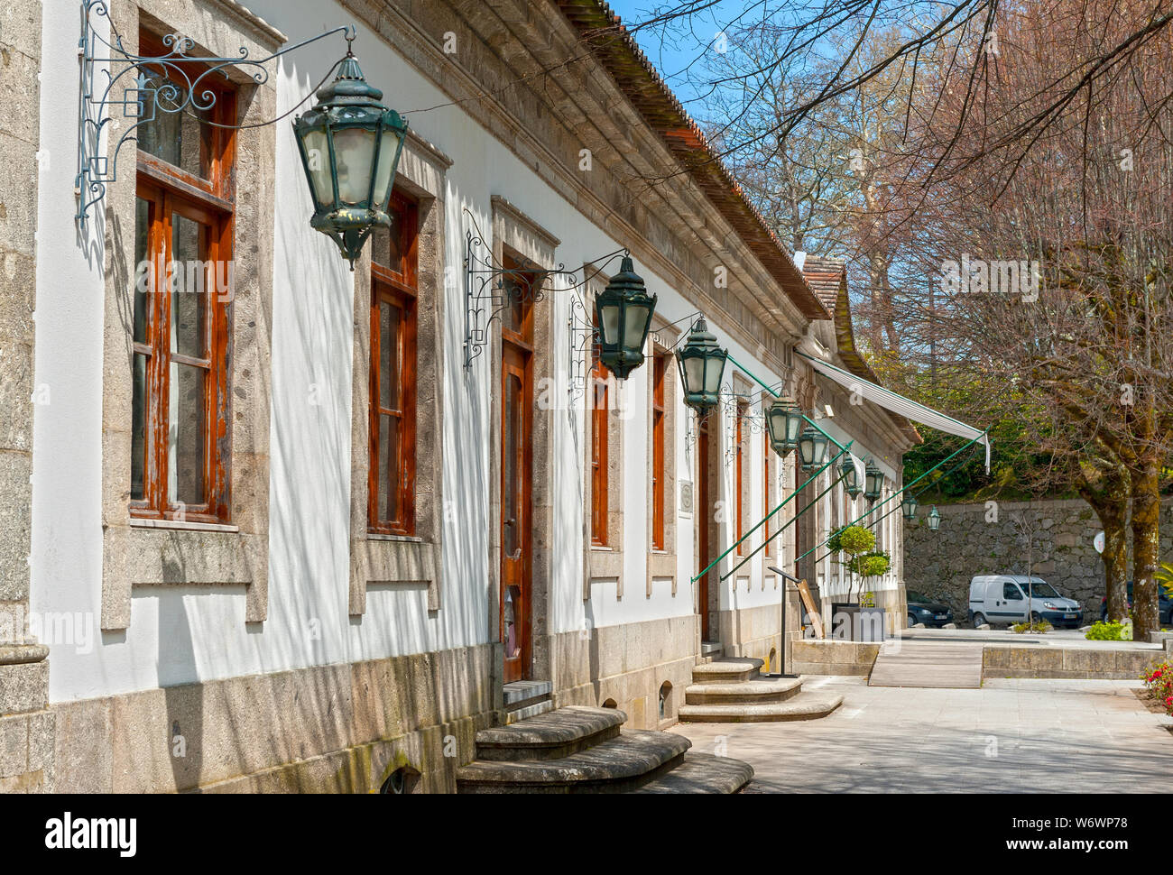 There are 2,500 ladies fashion retailers in and around Rua Jose